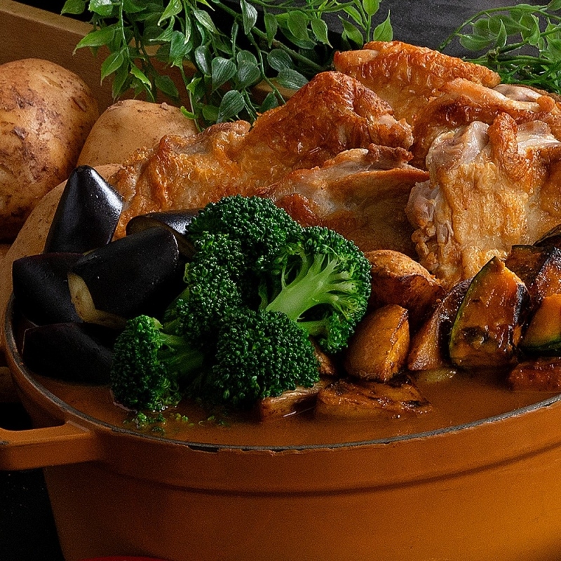 北海道名物鶏もも肉の煮込みと野菜の入ったスープカレー